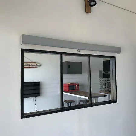 Front De Appartement