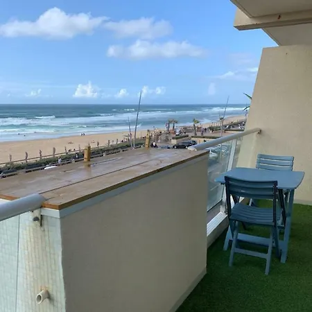 Front De Appartement